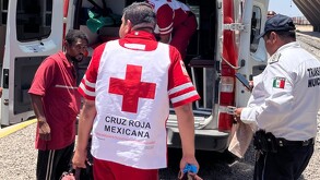 Ambulancia de la Cruz Roja con camilleros