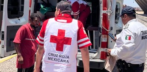 Ambulancia de la Cruz Roja con camilleros