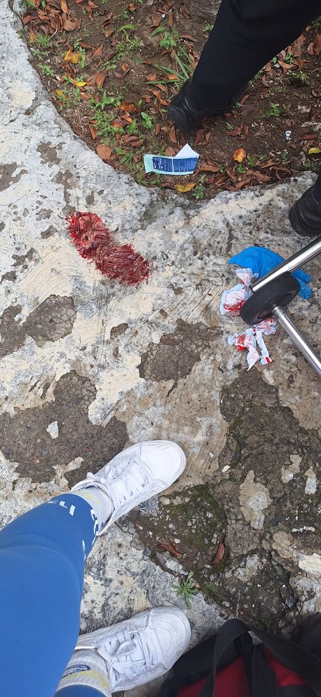 Sangre tirada en el piso tras la golpiza a un estudiante.