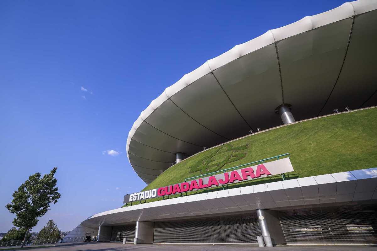 Una foto del Estadio Guadalajara con las letras terminadas al exterior del recinto