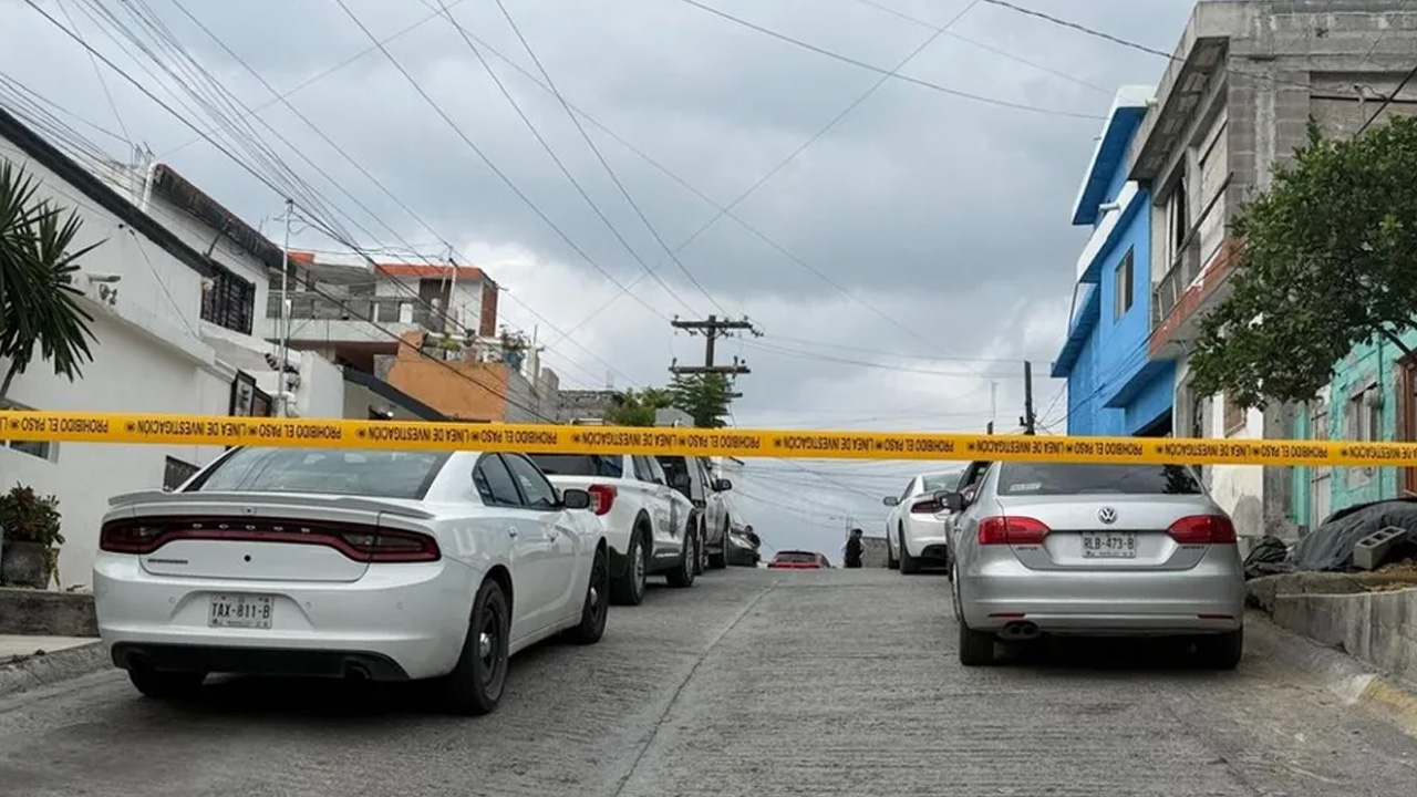 La Fiscalía de Nuevo León realizó un cateo en una vivienda de la colonia Burócratas Municipales, donde fue localizado el cuerpo de una mujer.