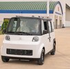 dos personas a bordo del vehículo olinia auto electrico mexicano