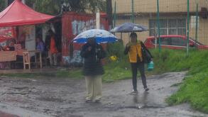 Los habitantes de la Ciudad de México han tenido que salir a las calles con paraguas debido a las intensas lluvias.
