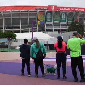 Aficionados afuera del Estadio Ciudad de México