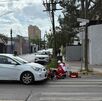 cruz roja dando atención médica a motociclista lesionado tras choque con automóvil