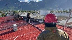 Un incendio en una maderería de Guadalupe movilizó a cuerpos de auxilio y provocó restricciones viales sobre la avenida Pablo Livas.