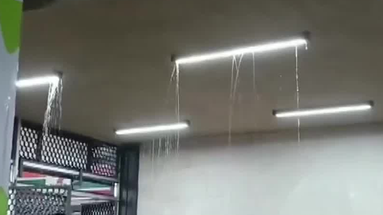 Usuarios reportaron filtraciones de agua en las estaciones San Antonio, Xola y Villa de Cortés del Metro de la Ciudad de México.