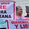 Personas con pancartas durante una manifestación.
