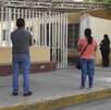 Padres de familia afuera de una escuela en protesta por amenazas de abuso sexual