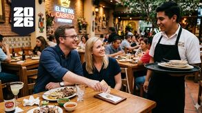 Extranjeros comiendo en restaurant de Monterrey