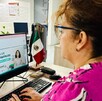 mujer ingresando al sitio web digital de Michoacán