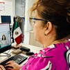 mujer ingresando al sitio web digital de Michoacán