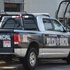 Patrullas de la Policía Municipal de Guadalajara estacionadas al exterior de una casa blanca con rejas negras
