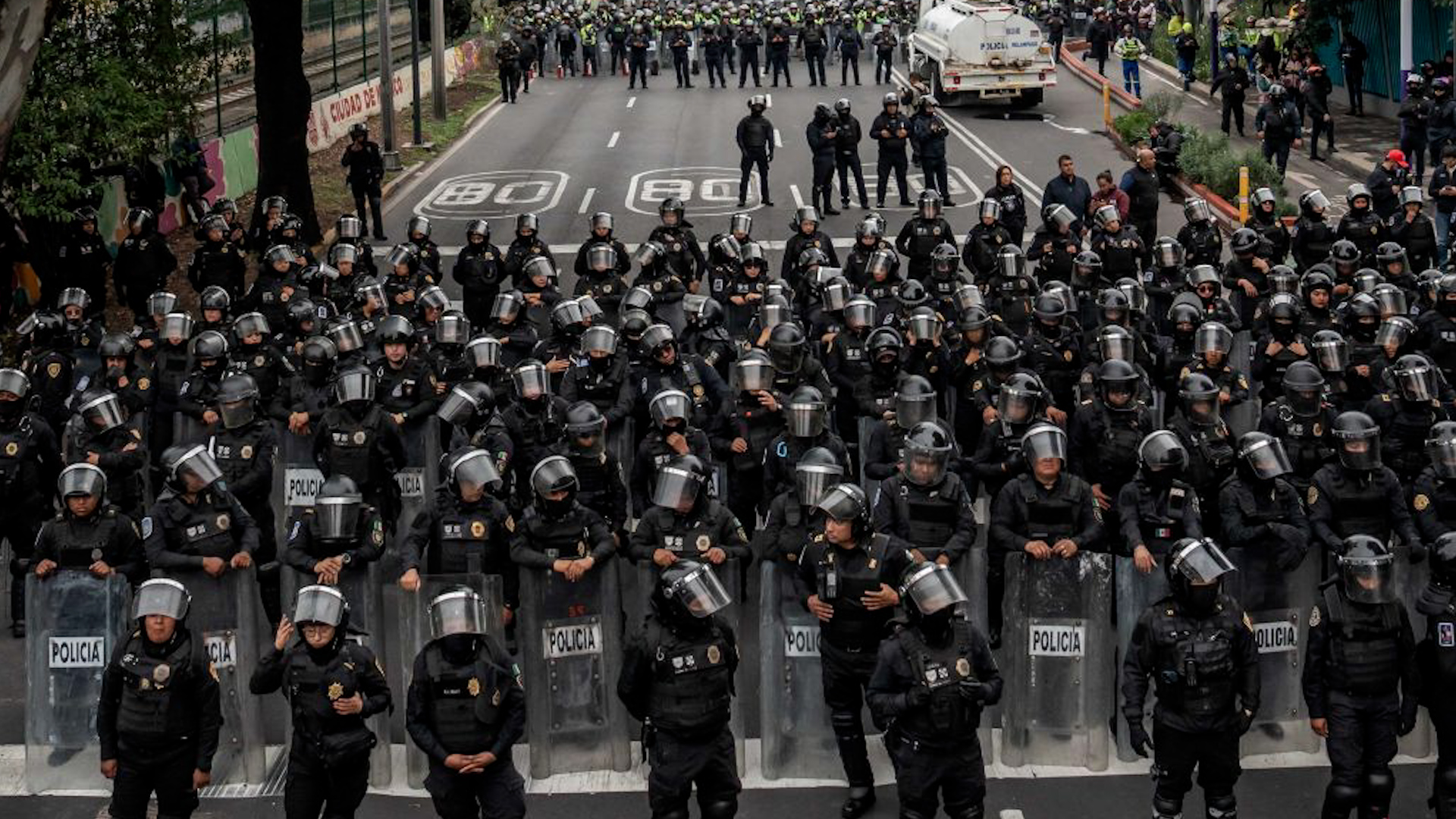 Alrededor de 7,000 maestros de la CNTE marchan desde Taxqueña hacia el Estadio Azteca exigiendo diálogo con Claudia Sheinbaum por incremento de salarios.