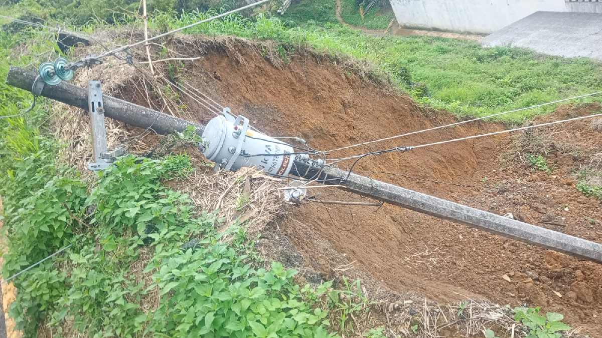 un poste derribado tras un deslave en la sierra negra de puebla