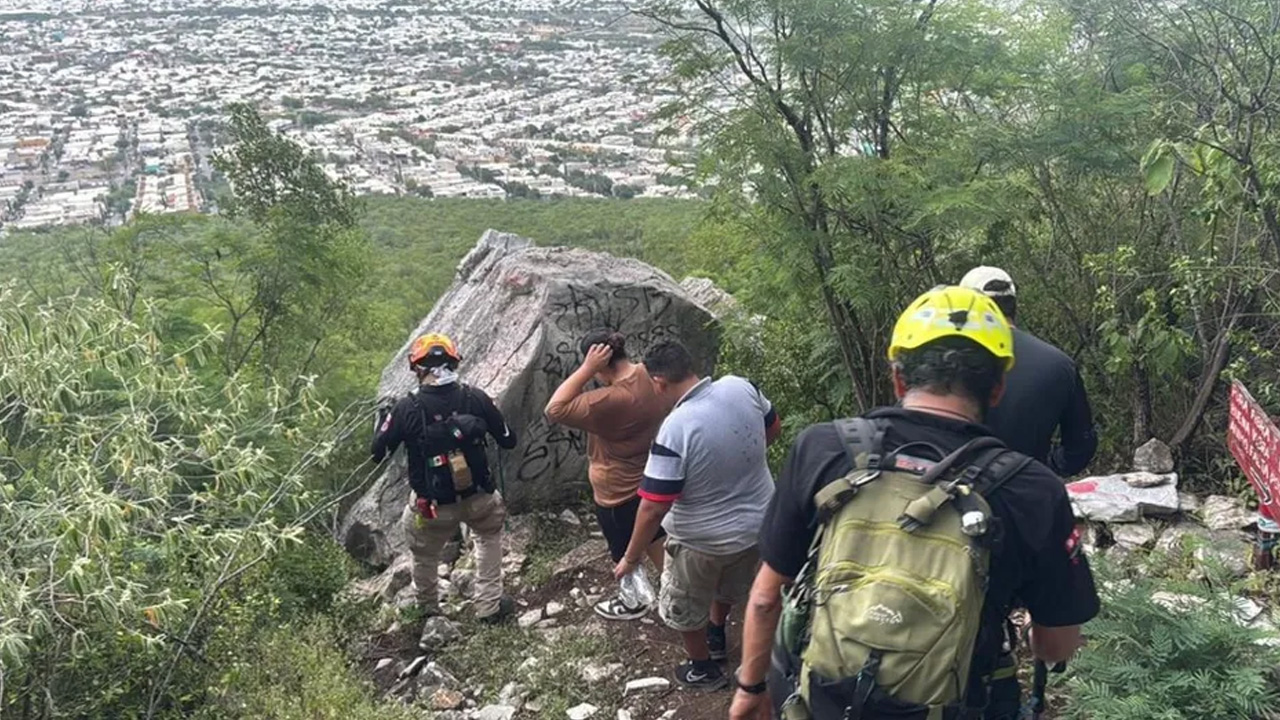 Elementos de Protección Civil de Nuevo León rescataron a tres senderistas que se extraviaron en el Cerro del Topo Chico.