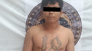 un hombre con un tatuaje con el número 18 en el torso