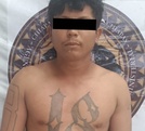 un hombre con un tatuaje con el número 18 en el torso