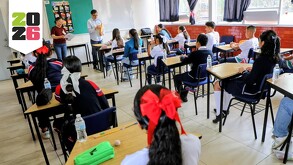 Escuela de Michoacán con docentes y alumnos