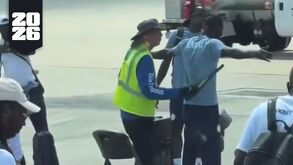 Jugador de Senegal siendo cateado a su llegada a Estados Unidos para el Mundial 2026.