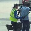 Jugador de Senegal siendo cateado a su llegada a Estados Unidos para el Mundial 2026.