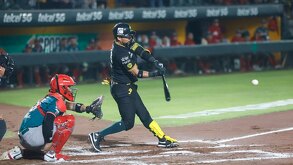 un bateador y un catcher en un juego de beisbol del equipo pericos de puebla