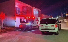Paramédicos de Cruz Roja atendiendo el reporte de una mujer golpeada por su pareja.