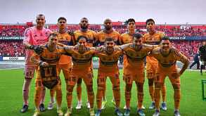 Jugadores de Tigres en el Estadio Nemesio Diez previo a iniciar la Final de Concachampions ante Toluca.