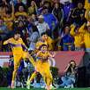 Jugadores de Tigres festejando un gol en el estadio Universitario en 2026.