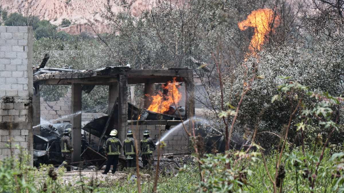 bomberos sofocan un incendio en una vivienda