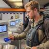 Un turista extranjero en el metro de la Ciudad de México pagando la entrada del metro con su tarjeta bancaria