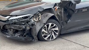 Vista de la fascia y parte de la puerta de un automóvil Honda Civic color negro destruidas tras ser impactadas por una patrulla de Zapopan