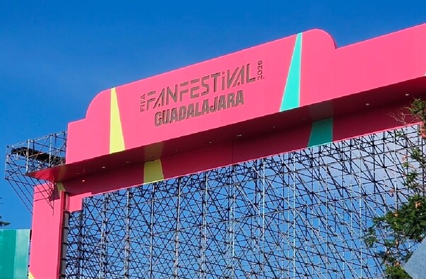 Pantalla gigante en Plaza Liberación para el Fan Fest del Mundial 2026.