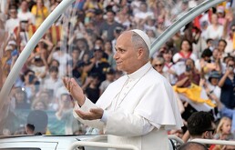 El papa León XIV hace la señal “seis-siete” a su llegada para asistir a una vigilia de oración en el estadio Olímpico Lluis Companys en Barcelona, España