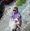 Exagente golpea a su vecino tras pelea entre sus perros en Nezahualcóyotl.