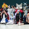 personas caracterizadas de personajes de cómics y personajes fantásticos en la presentación de ficómics 2026