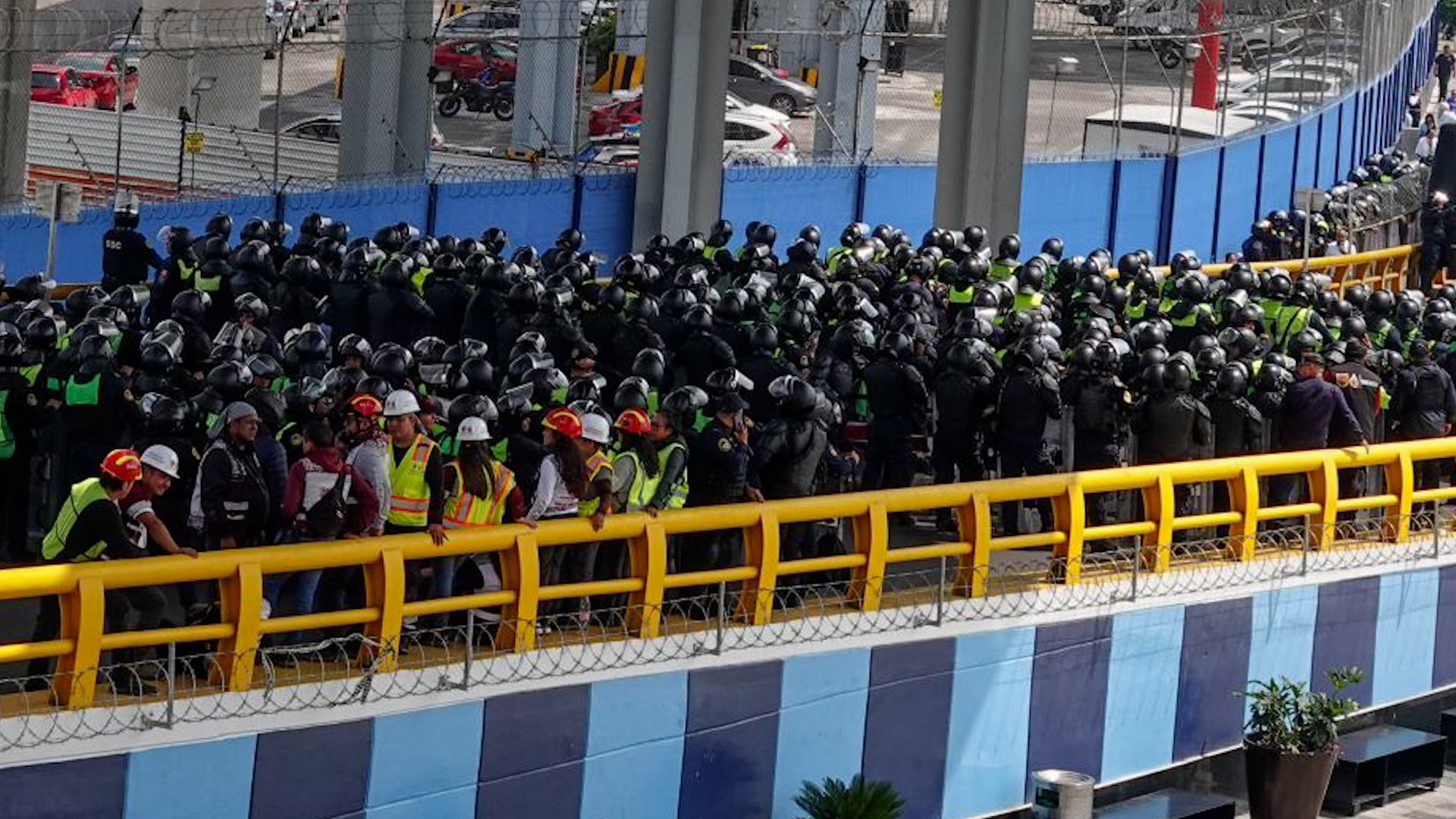 Aeropuerto CdMx cierra accesos por protesta CNTE. Policía anti motín, barricadas y filtros de seguridad en terminales 1 y 2. Retrasos esperados.