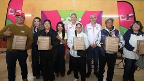 Personas beneficiadas del programa con  cajas de despensa en las manos