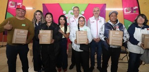 Personas beneficiadas del programa con  cajas de despensa en las manos