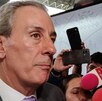 Hombre de edad adulta entrevistado por medios de comunicación.