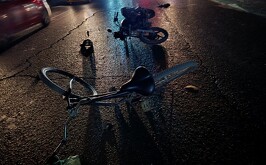 Motocicleta y bicicleta que estuvieron involucradas en un aparatoso accidente en el bulevar Ejército Mexicano.