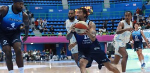 Jugadores de Astros de Jalisco y Ángeles de Ciudad de México disputando las semifinales de CIBACOPA