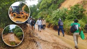 Personas caminan por caminos enlodados