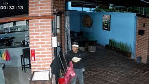 Captan video a delincuentes robando un local en Tlajomulco de Zúñiga