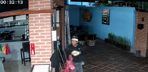 Captan video a delincuentes robando un local en Tlajomulco de Zúñiga