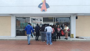 Hombres y mujeres entrando a una institución educativa
