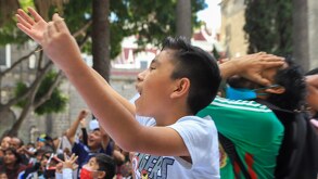 Niño alentando a la Selección Mexicana durante un partido de futbol.
