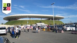 Vista del exterior del Estadio Akron o Estadio Guadalajara en el área del estacionamiento con aficionados y automóviles alrededor