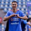 Jugador del Cruz Azul saludando a la cámara.