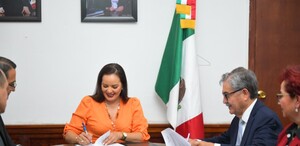 La alcaldesa de Lerdo, Susy Torrecillas Salazar, realizó la firma de un convenio de colaboración con la Universidad La Salle Laguna.